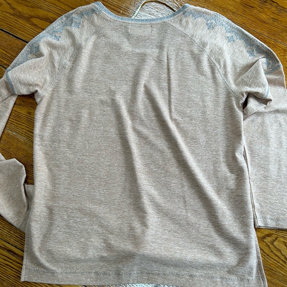 Comme Toi long sleeve top.  Tan.  Good condition.  Size Large - Picture 4 of 5